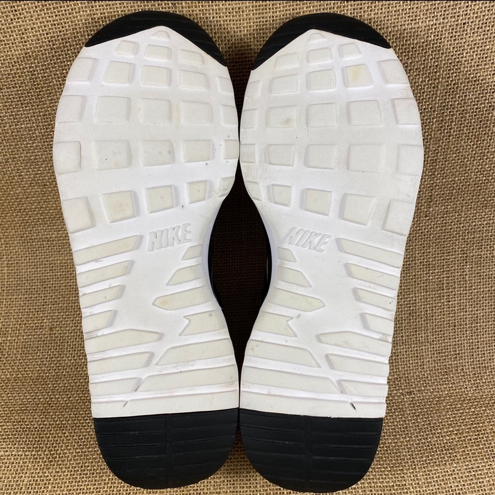🛑SOLD🛑 Women’s Nike Air Max black white running shoes size 7.5 - Picture 10 of 10